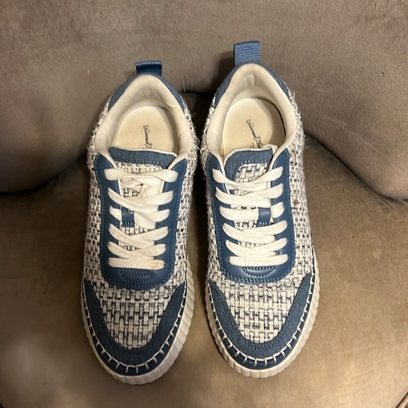 Universal Thread Sneakers - Picture 2 of 8